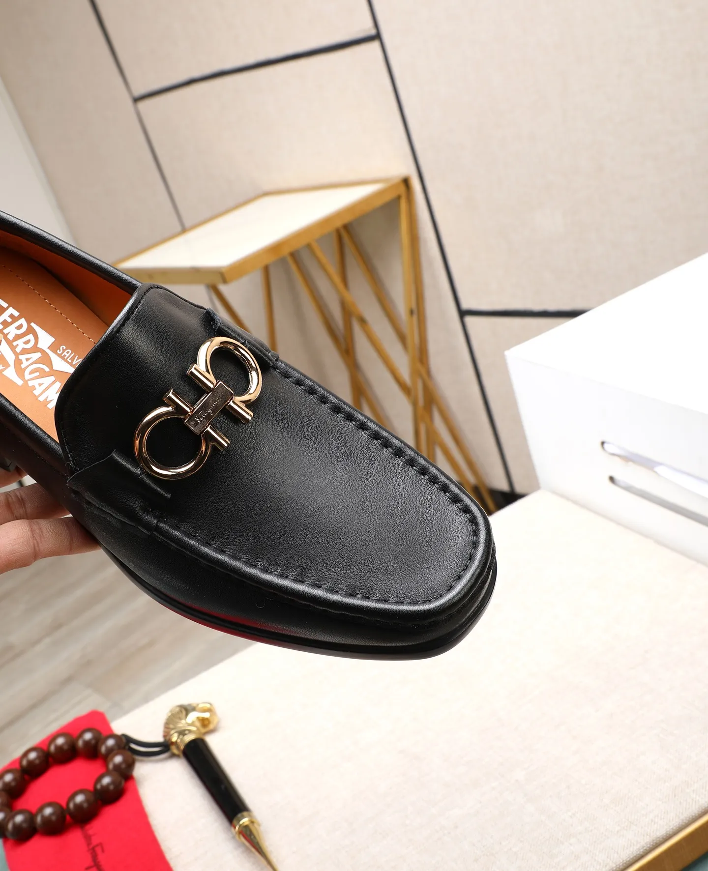 Men's clothing and shoes 💰700📛📛High-end goods! Salvatore Ferragamo is the world's top luxury footwear brand. It comes from Italy, the kingdom of fashion. It is famous all over the world for its traditional handmade design and novel styles... 🚶🏻🚶🏻 Top-quality suit shoes are sold simultaneously at the counter. This style is purely handmade. The fabric is imported Italian calfskin➕soft water-dyed cowhide lining. Specially available with original deep rubber outsole🌀🌀Size: 38➖44